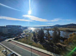 Lakeside apartment, walking distance to foreshore